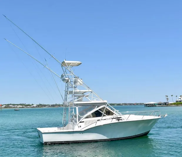 Miss Print Yacht Photos Pics 2006 Carolina Classic 32 boat on clear blue water under a sunny sky.