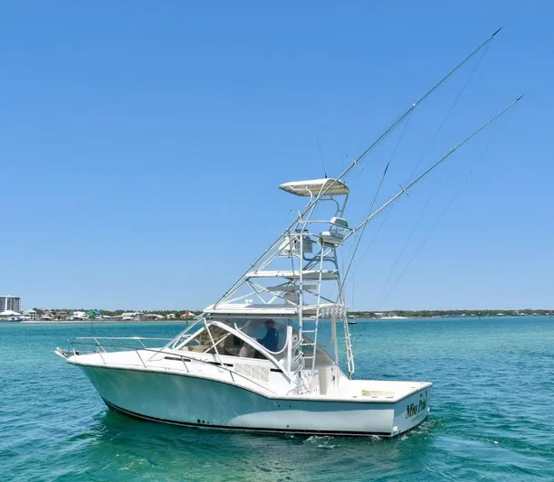 Miss Print Yacht Photos Pics 2006 Carolina Classic 32 boat on clear blue water under a sunny sky.