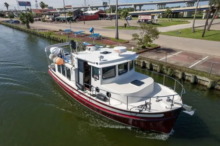  Yacht Photos Pics 2000 Nordic Tug 32 - Image 4