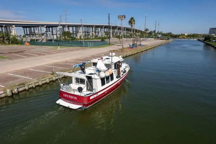  Yacht Photos Pics 2000 Nordic Tug 32 - Image 6