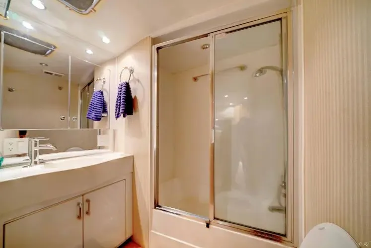 Five Star Yacht Photos Pics 1998 Hatteras 60 Convertible - Image 17