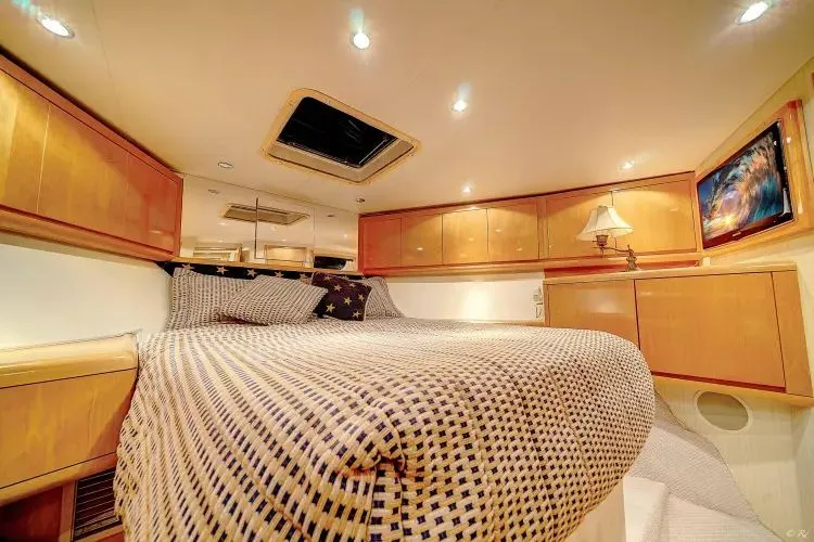 Five Star Yacht Photos Pics 1998 Hatteras 60 Convertible - Image 21