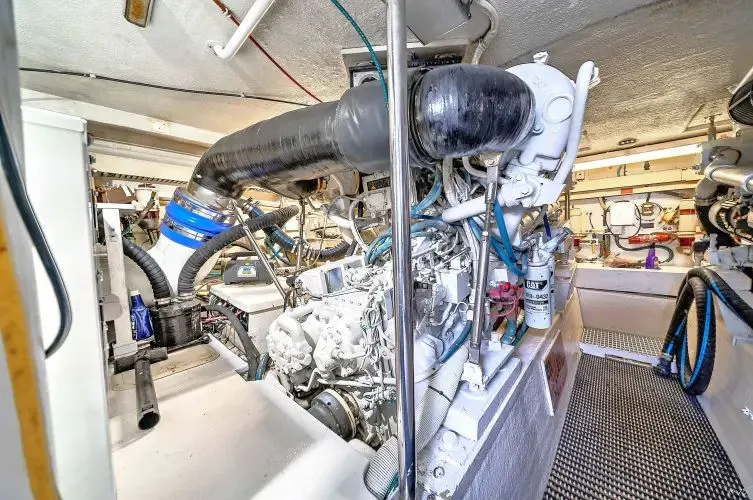 Five Star Yacht Photos Pics 1998 Hatteras 60 Convertible - Image 33