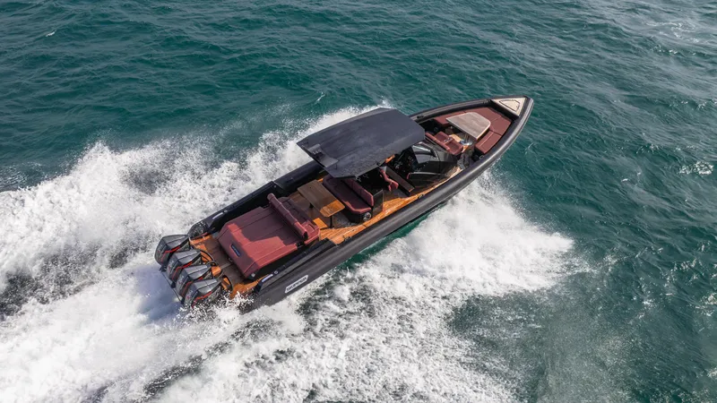 New 2025 Skipper 42 Quad 450r Yacht Photos Pics 2025 Skipper-BSK 42NC speedboat cruising on open water, showcasing sleek design and powerful engines.