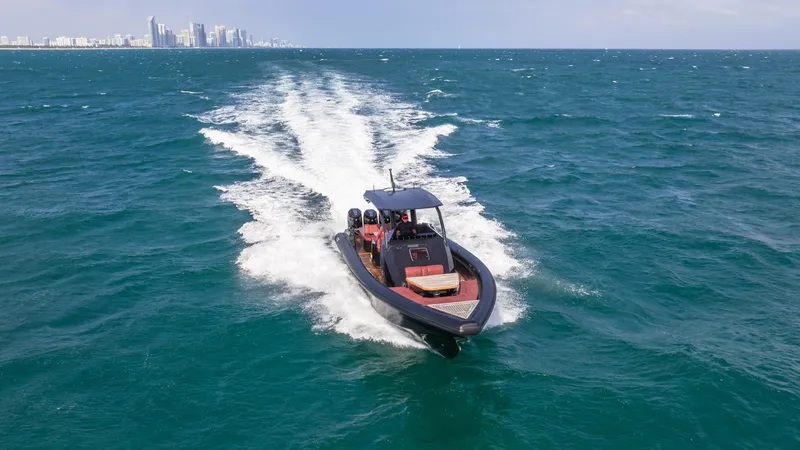 New 2025 Skipper 42 Quad 450r Yacht Photos Pics 2025 Skipper-BSK 42NC speedboat cruising on open sea with city skyline in background.