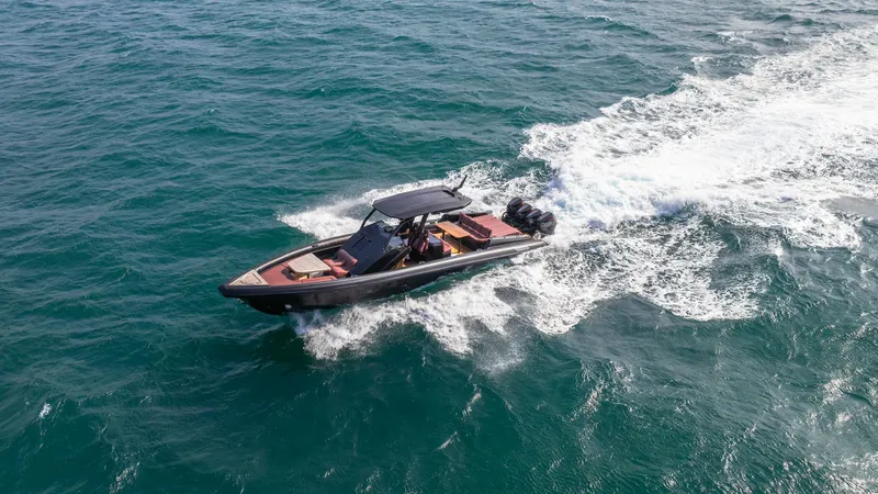 New 2025 Skipper 42 Quad 450r Yacht Photos Pics Skipper-BSK 42NC 2025 model boat cruising on open water, aerial view.