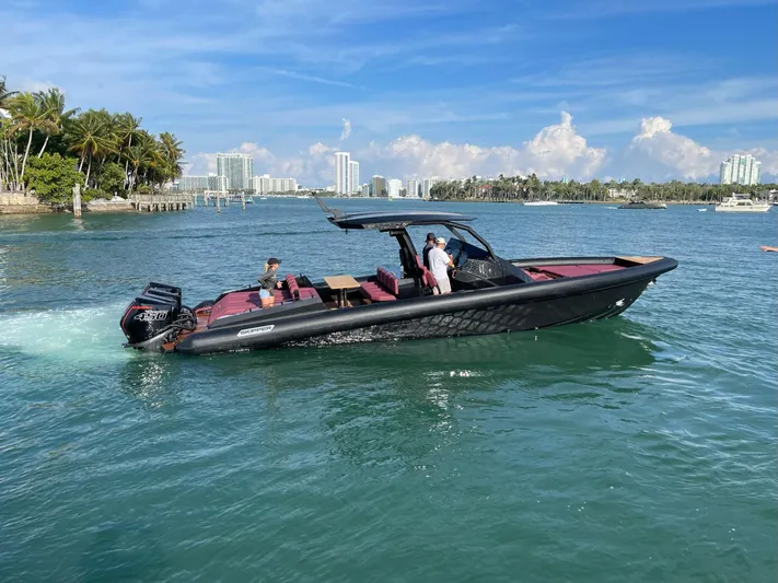 New 2025 Skipper 42 Quad 450r Yacht Photos Pics 2025 Skipper-BSK 42NC boat cruising on a sunny day near a tropical coastline.