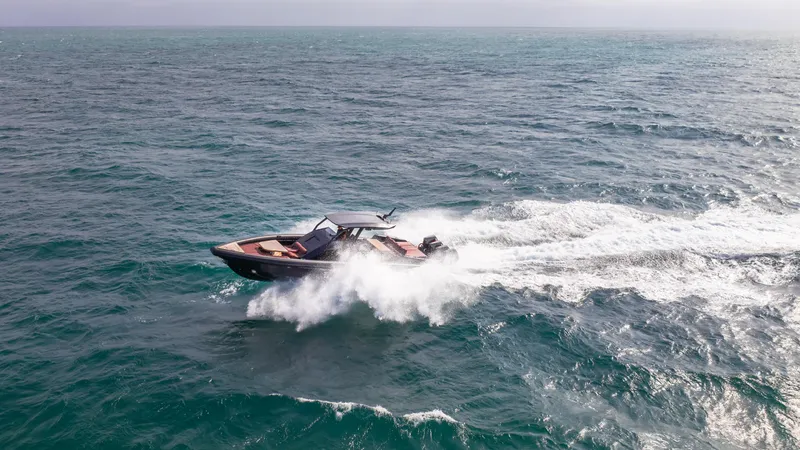 New 2025 Skipper 42 Quad 450r Yacht Photos Pics 2025 Skipper-BSK 42NC speedboat cruising on open sea, creating dynamic waves.