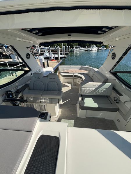 2022 Sea Ray 320 Sundancer