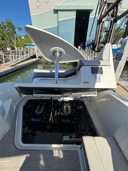 2022 Sea Ray 320 Sundancer