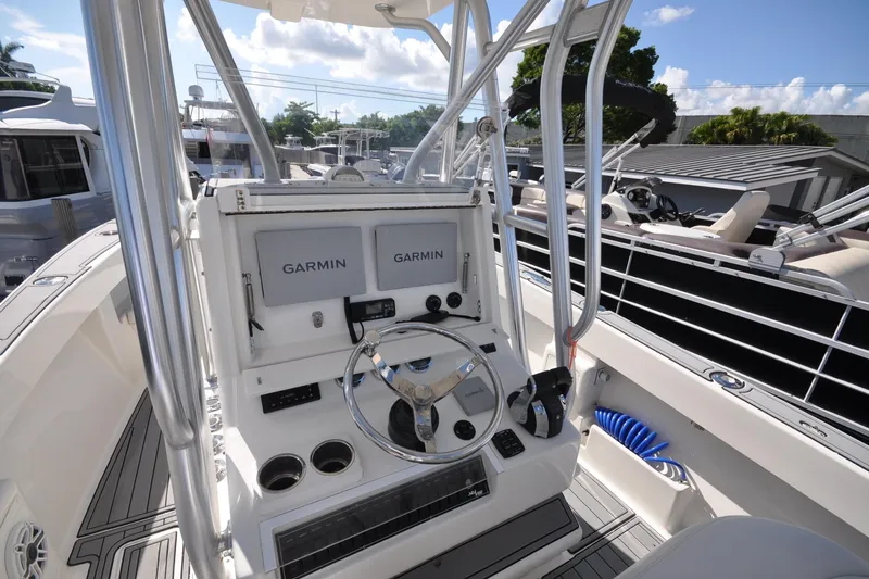 Yacht Photos Pics 2020 SeaVee 290B boat helm with Garmin navigation system and steering wheel.