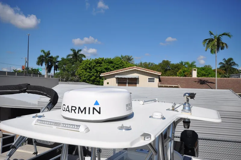  Yacht Photos Pics 2020 SeaVee 290B boat with Garmin radar, set against a clear blue sky and palm trees.