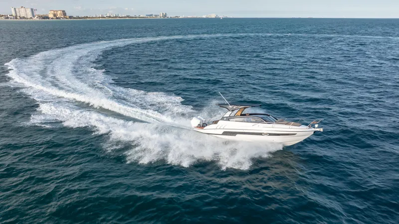  Yacht Photos Pics Hanover 305 boat cruising on open sea, 2025 model.