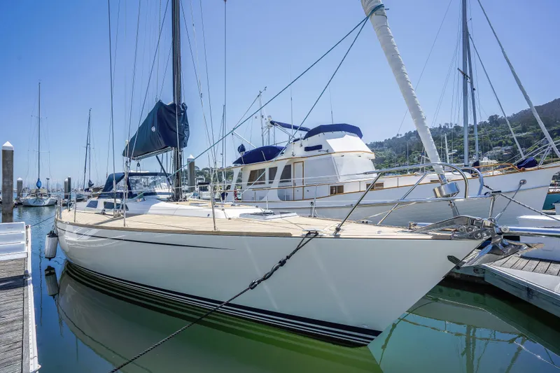 Hasard III Yacht Photos Pics starboard forward quarter - classic lines