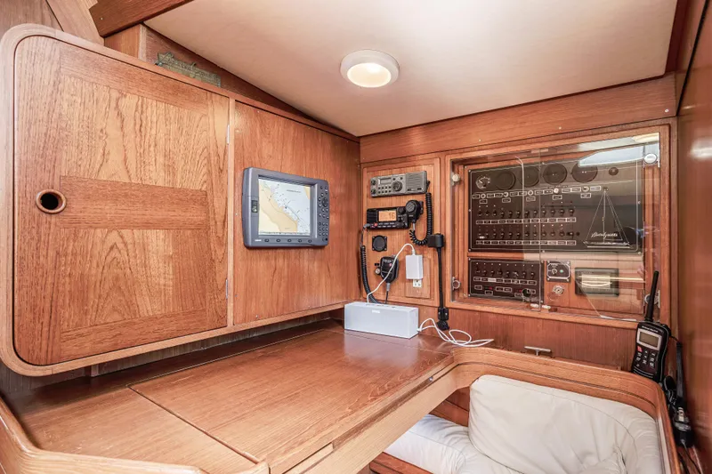 Hasard III Yacht Photos Pics chart table 1