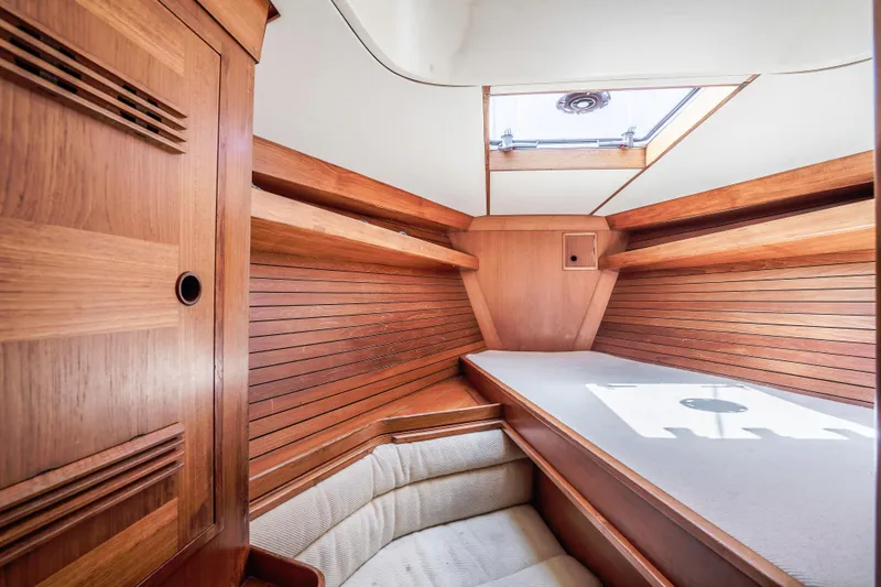 Hasard III Yacht Photos Pics deluxe forward cabinwith double bed