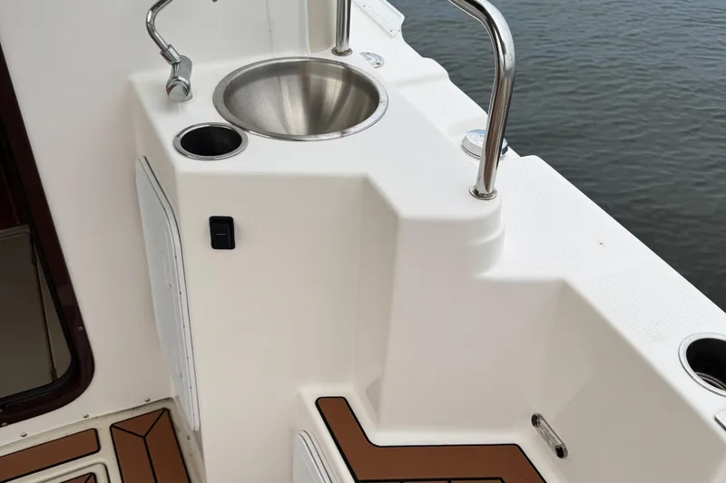  Yacht Photos Pics Ranger Tugs R-31 CB 2022 boat sink and counter by water.