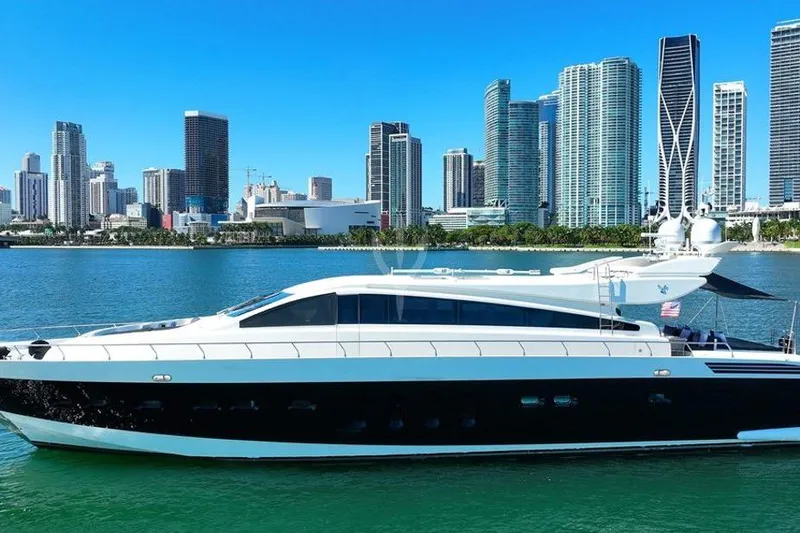 Venture Yacht Photos Pics Luxury Arno Leopard 31 yacht cruising near city skyline, 2007 model.