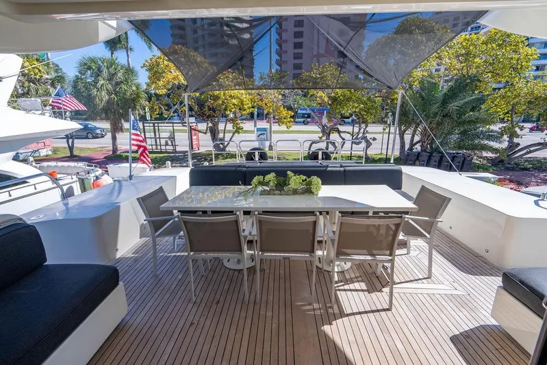 Venture Yacht Photos Pics Luxury yacht deck with dining area, Arno Leopard 31, 2007 model, featuring elegant outdoor seating.