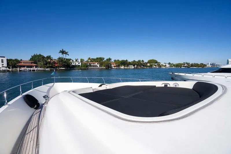 Venture Yacht Photos Pics Luxury yacht Arno Leopard 31, 2007 model, with sunbathing deck on calm waters.