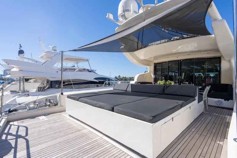 Venture Yacht Photos Pics Luxurious 2007 Arno Leopard 31 yacht with spacious deck and modern amenities.