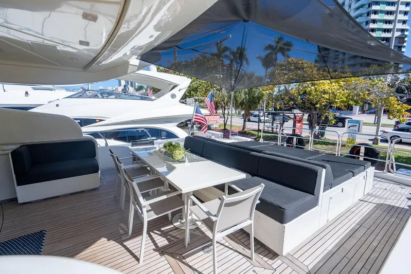 Venture Yacht Photos Pics Spacious deck of 2007 Arno Leopard 31 yacht with seating and dining area.