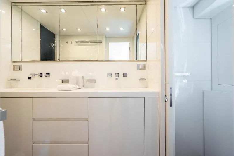 Venture Yacht Photos Pics Modern bathroom vanity with mirrors and sleek fixtures on Arno Leopard 31 yacht, 2007 model.