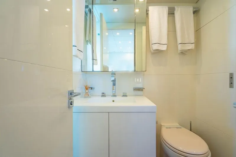 Venture Yacht Photos Pics Modern bathroom on 2007 Arno Leopard 31 yacht, featuring sleek design and white fixtures.