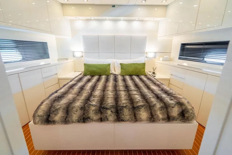 Venture Yacht Photos Pics Luxurious bedroom interior on 2007 Arno Leopard 31 yacht, featuring plush bedding and modern design.