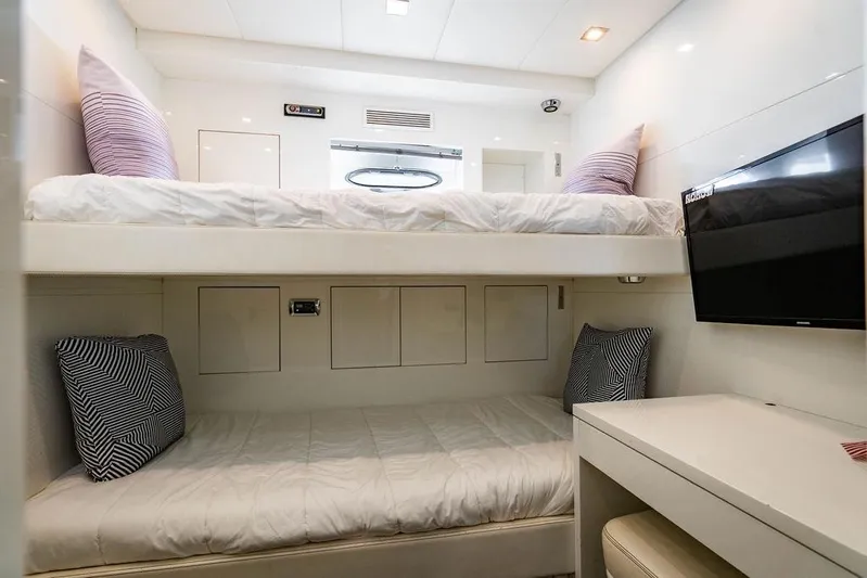 Venture Yacht Photos Pics Luxurious 2007 Arno Leopard 31 yacht cabin with bunk beds and modern amenities.