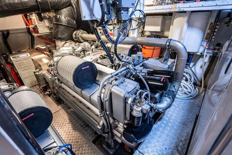 Venture Yacht Photos Pics Engine room of 2007 Arno Leopard 31 yacht, featuring complex machinery and piping.