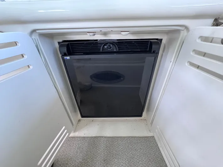 Skeeter Yacht Photos Pics 2004 Sea Ray 420 Sundancer mini fridge in white cabinet.