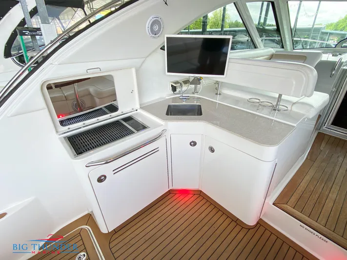  Yacht Photos Pics 2010 Sea Ray 470 Sundancer yacht interior with kitchenette and TV.