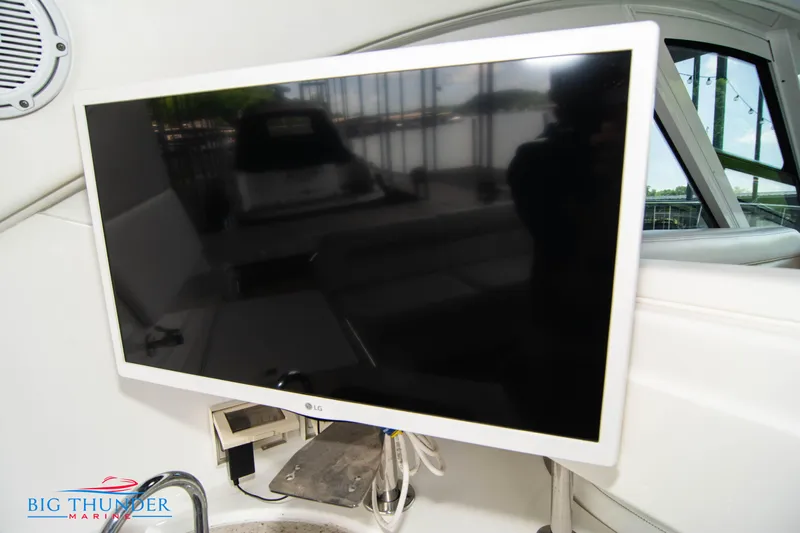  Yacht Photos Pics Flat-screen TV on a 2010 Sea Ray 470 Sundancer yacht.