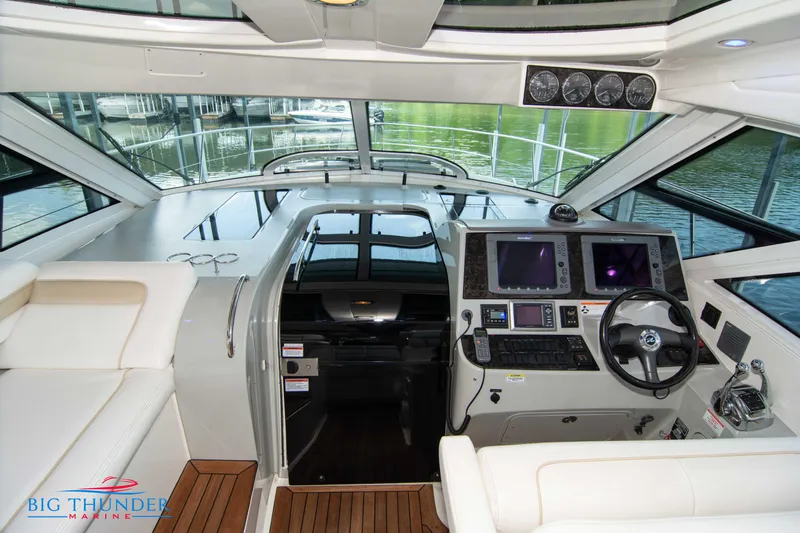  Yacht Photos Pics 2010 Sea Ray 470 Sundancer helm with modern navigation equipment and luxurious seating.