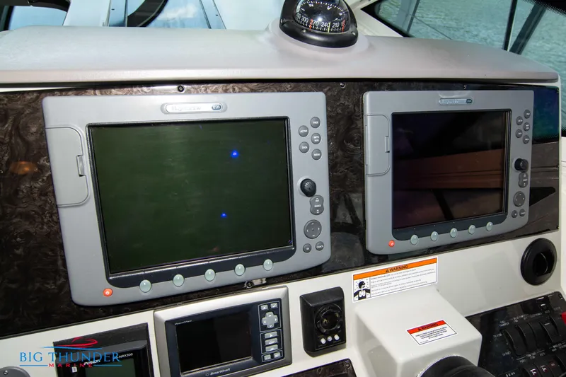  Yacht Photos Pics 2010 Sea Ray 470 Sundancer dashboard with navigation screens and controls.