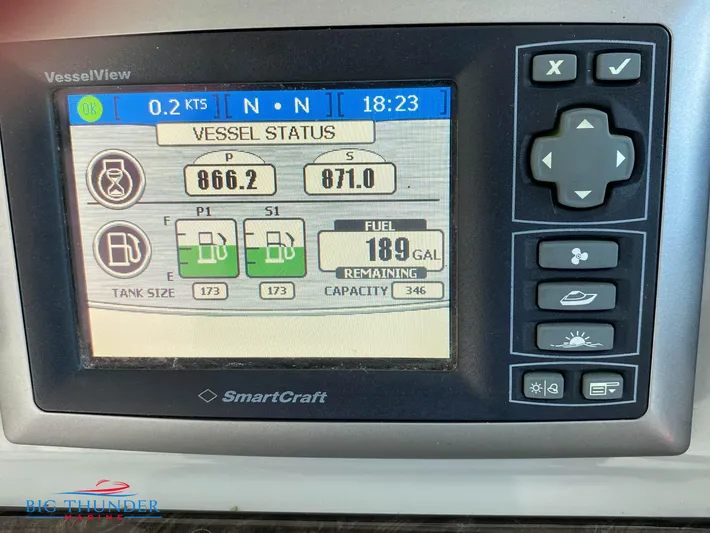  Yacht Photos Pics Sea Ray 470 Sundancer 2010 vessel status display showing fuel and tank information.