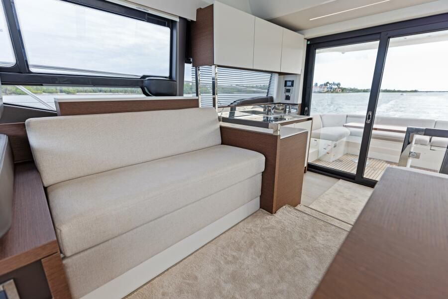 2022 Prestige 460 Flybridge