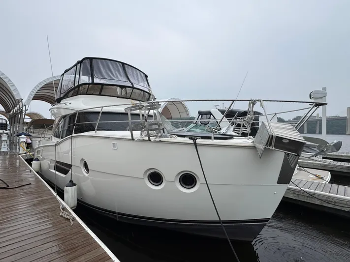 Casa De Luz Yacht Photos Pics 2014 Carver C40 Command Bridge yacht docked at a marina.