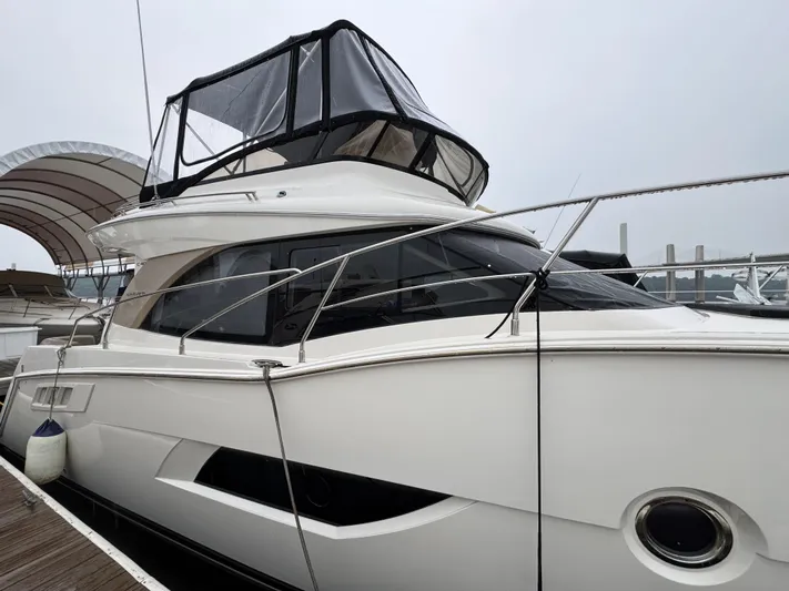 Casa De Luz Yacht Photos Pics 2014 Carver C40 Command Bridge yacht docked at a marina.