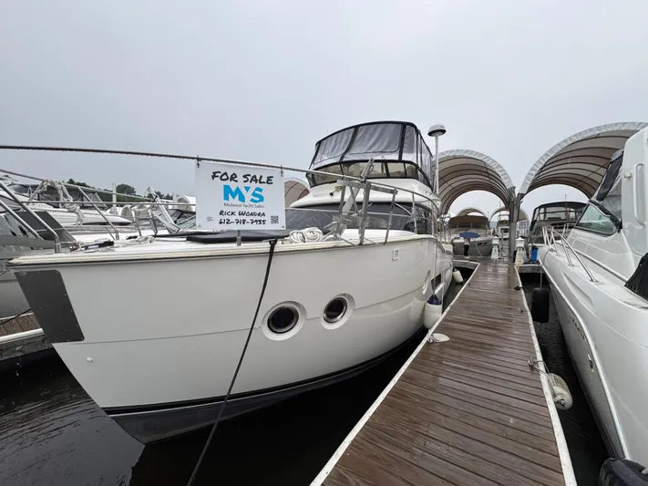 Casa De Luz Yacht Photos Pics 2014 Carver C40 Command Bridge yacht for sale at marina dock.