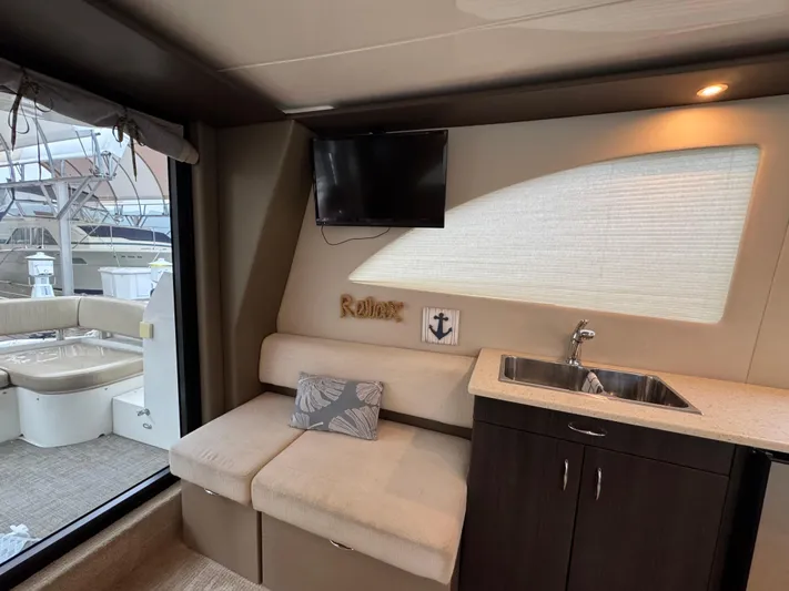 Casa De Luz Yacht Photos Pics Interior of 2014 Carver C40 Command Bridge yacht with seating, sink, and TV.