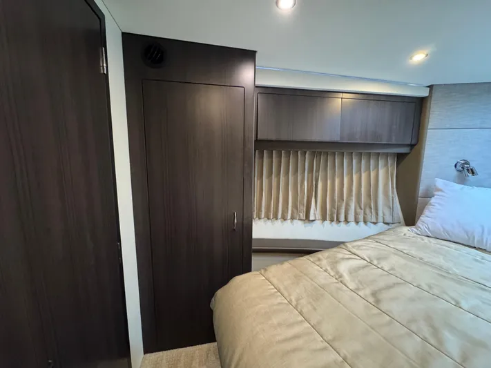 Casa De Luz Yacht Photos Pics Interior of 2014 Carver C40 Command Bridge with bed, wooden cabinets, and curtains.