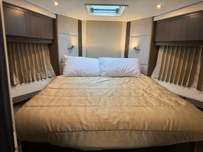 Casa De Luz Yacht Photos Pics Luxurious bedroom interior of 2014 Carver C40 Command Bridge yacht with cozy bedding.
