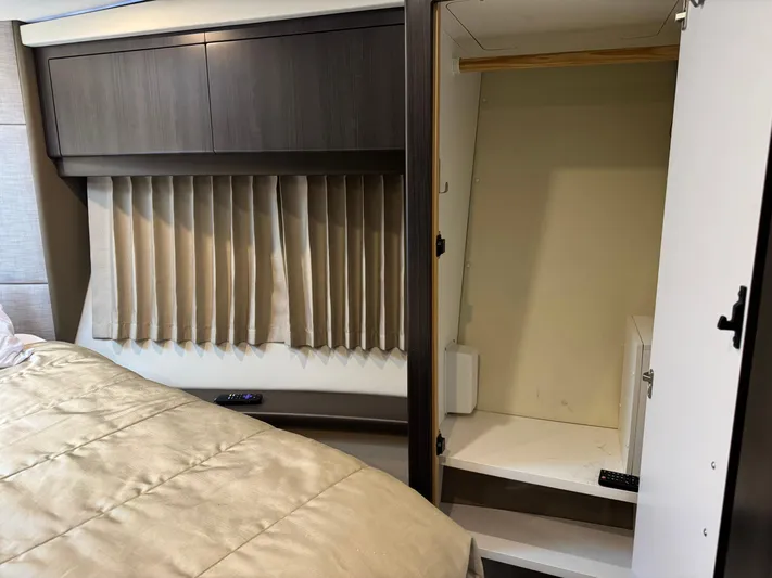 Casa De Luz Yacht Photos Pics Interior of 2014 Carver C40 Command Bridge with bed, closet, and storage space.