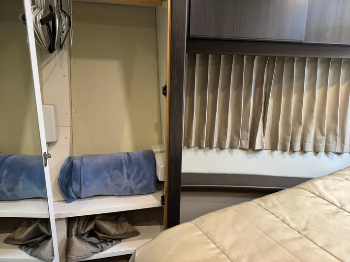 Casa De Luz Yacht Photos Pics Interior of 2014 Carver C40 Command Bridge with closet and bed.