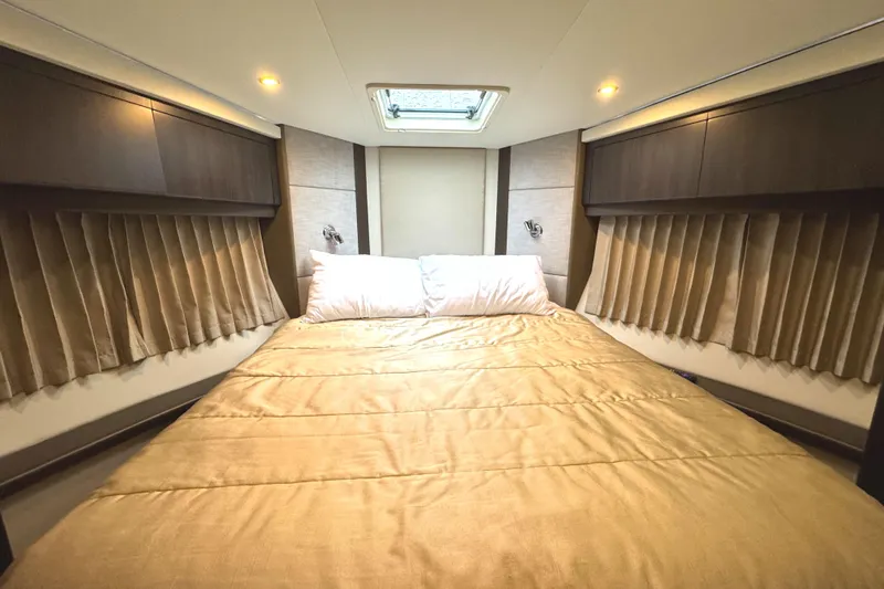 Casa De Luz Yacht Photos Pics Luxurious bedroom interior of 2014 Carver C40 Command Bridge yacht.