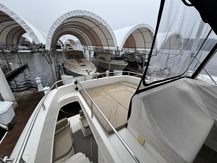 Casa De Luz Yacht Photos Pics 2014 Carver C40 Command Bridge yacht docked under covered marina.