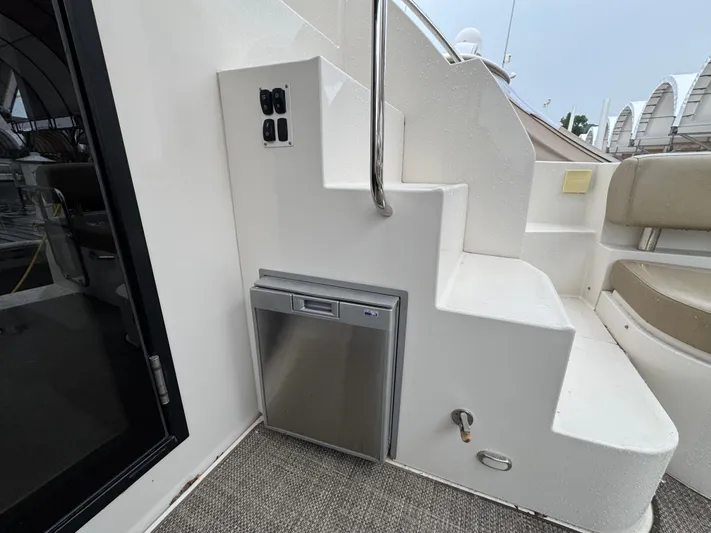 Casa De Luz Yacht Photos Pics 2014 Carver C40 Command Bridge interior with stairs and built-in mini fridge.