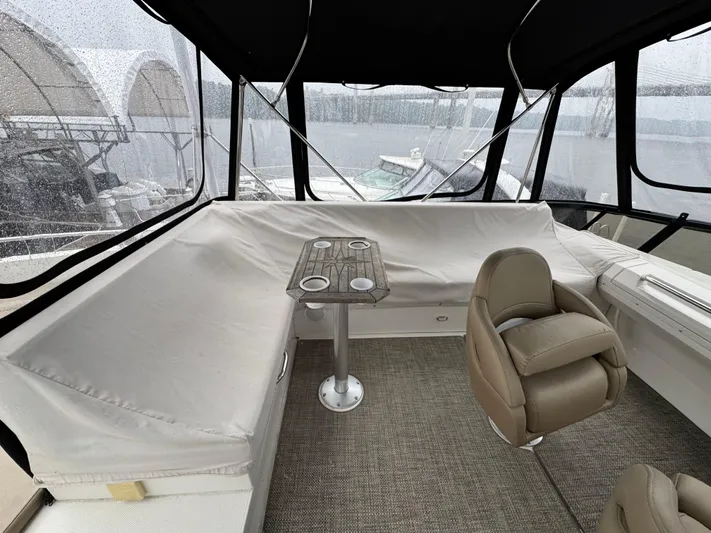 Casa De Luz Yacht Photos Pics Interior of 2014 Carver C40 Command Bridge with seating and table.